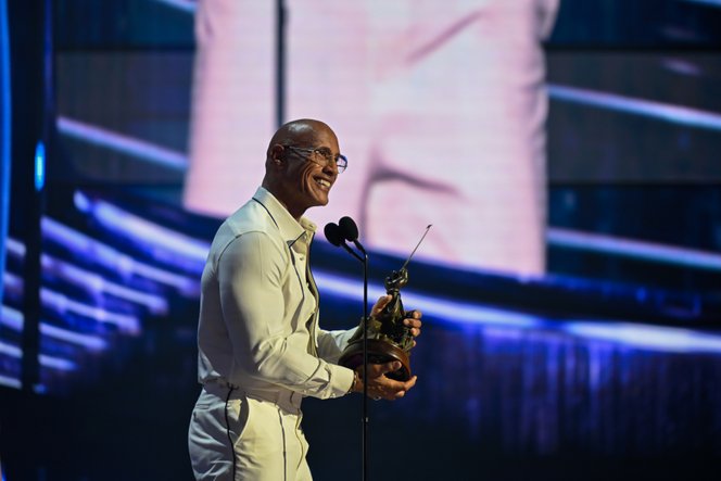 Alig hittünk a szemünknek: Dwayne Johnson és Anne Hathaway mostantól elválaszthatatlanok