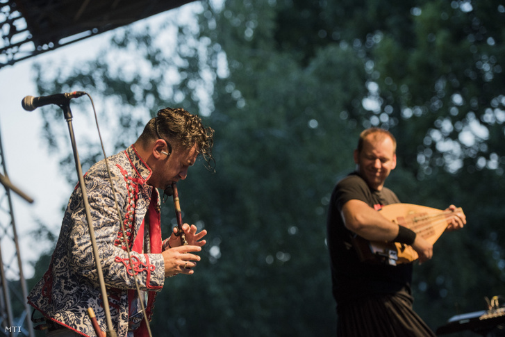 Fehér Zsombor furulyázik a Kerekes Band koncertjén a 11. Ördögkatlan Fesztivál negyedik napján Villánykövesden 2018. augusztus 3-án