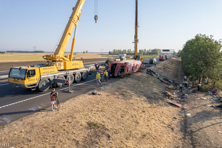A drónnal készült felvételen összeroncsolódott autóbusz műszaki mentésén dolgoznak tűzoltók az M3-as autópálya Nyíregyháza felé vezető oldalán Mezőkeresztes és Mezőnagymihály között 2026. augusztus 16-án reggel