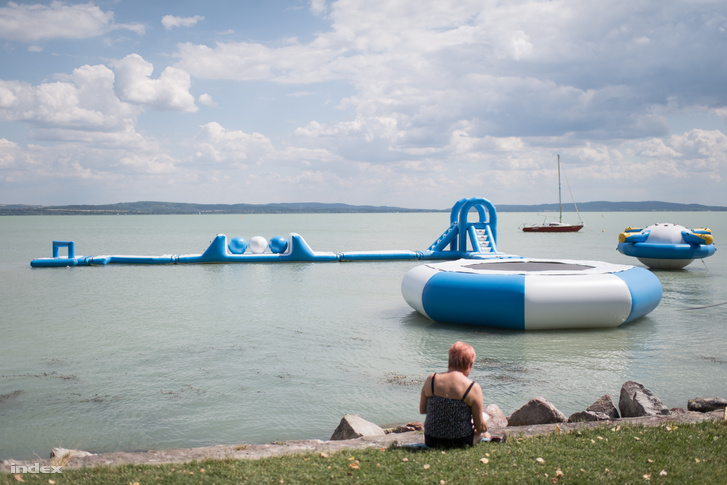Fürdőző a Balatonnál 2019. július 11-én