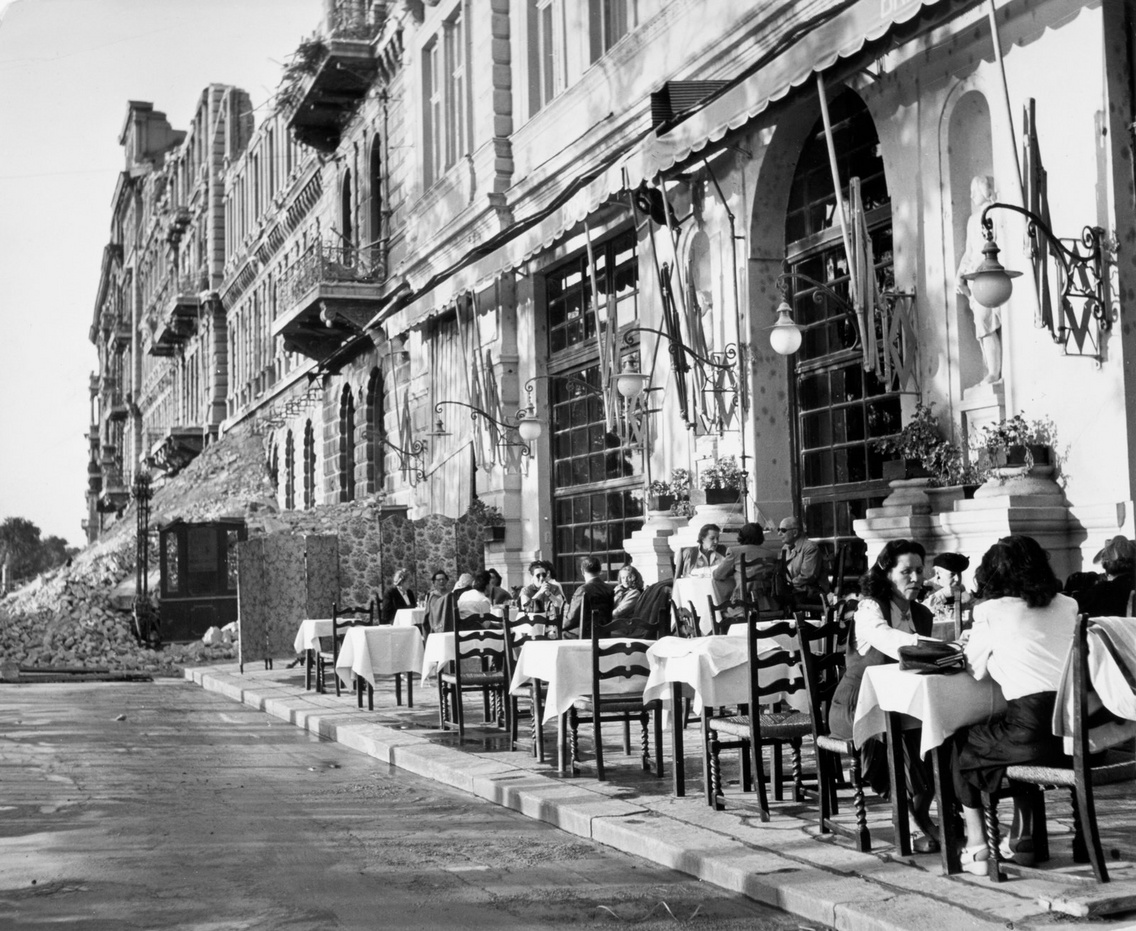 A Bristol Szálló terasza a romok között, Budapest, 1948
