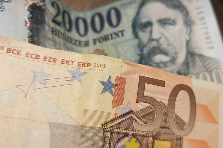 Kapaszkodik a forint, közel a kéthetes csúcs – Trump nyilatkozata azonban mindent boríthat
