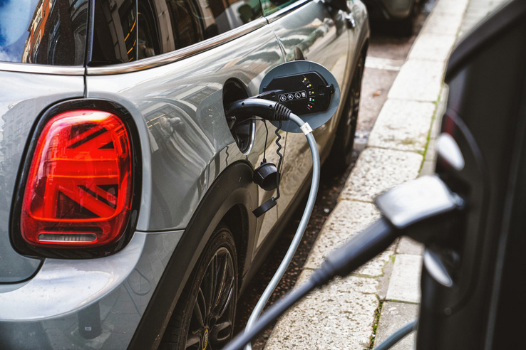 Lazíthatnak a britek az elektromos autós szabályokon