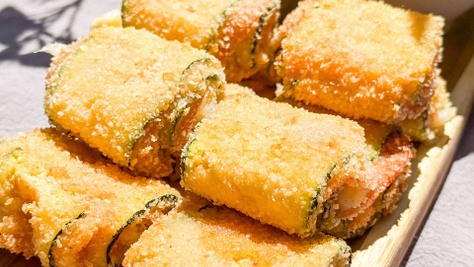 Sajttal és sonkával töltött rántott cukkinitekercs