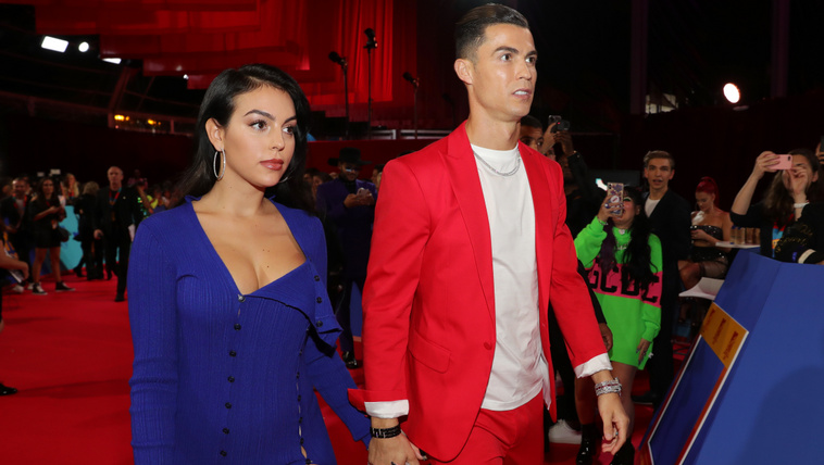 Ronaldo és Georgina otthon, szűk körben házasodott össze, de az ékszerek 24 milliárd forintot értek