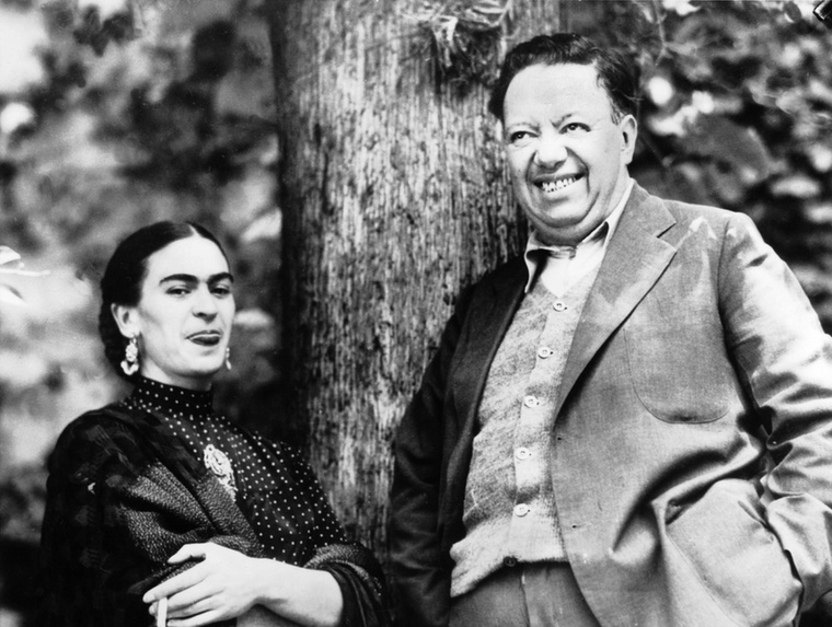 Frida Kahlo és Diego RiveraFrida Kahlo és Diego Rivera kapcsolata szenvedélyes és viharos volt, így talán nem is annyira meglepő, hogy ők is kétszer mondták ki a boldogító igent egymásnak