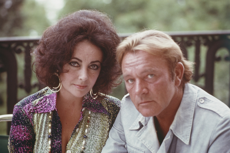 Elizabeth Taylor és Richard BurtonElizabeth Taylor és Richard Burton 1962-ben, a Kleopátra forgatásán szeretett egymásba, majd 1964-ben házasodtak össze