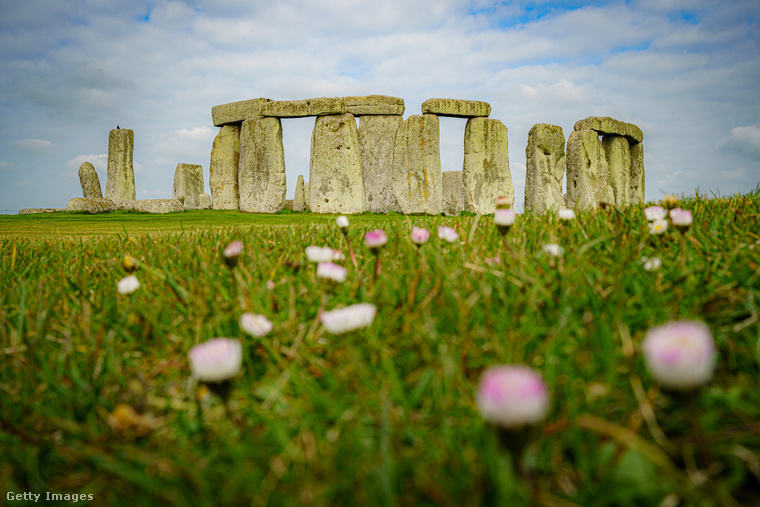 Stonehenge&nbsp;A Stonehenge eredete és funkciója továbbra is számos kutatás tárgya, de egyes, korábban különösen rejtélyesnek tartott részleteire születtek természetes magyarázatok