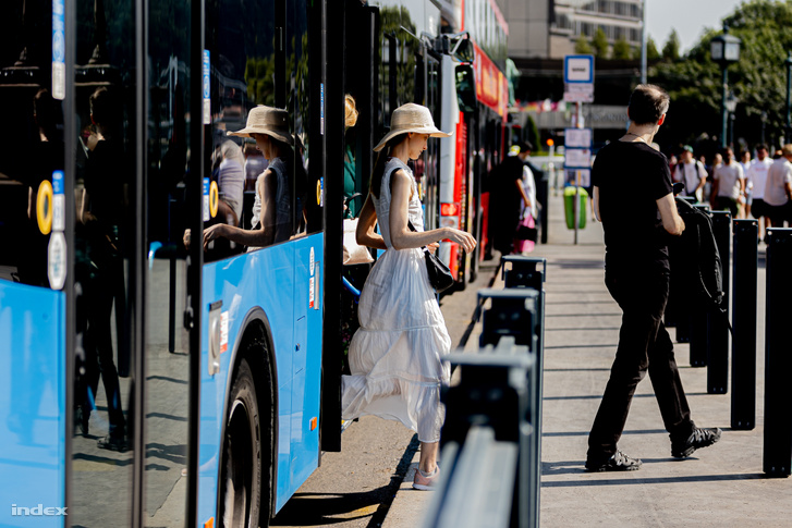Utasok szállnak le egy BKK buszról Budapesten