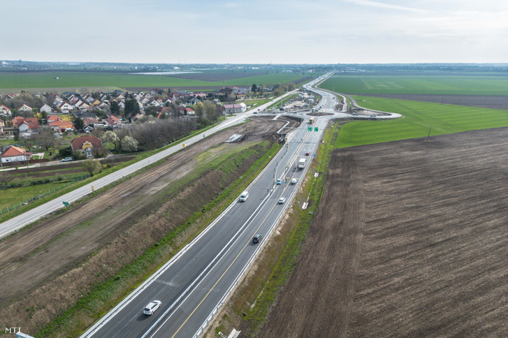 A drónnal készült felvételen a mohácsi Duna-hídhoz kapcsolódóan épülő 2×2 sávos útszakasz Mohács közelében 2026. április 2-án