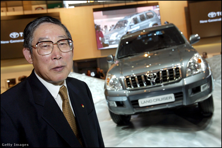 A 2002-es Párizsi Autószalon 2002. szeptember 26-án. Hirosi Okuda, a Toyota vezérigazgatója