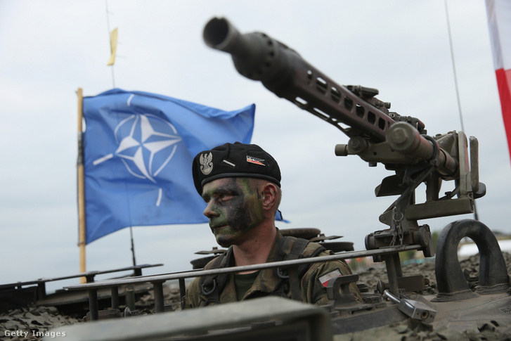 Egy katona a NATO egyik hadgyakorlatán 2015. június 18-án
