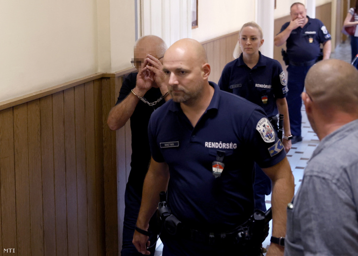 Rendőrök vezetik az M3-a autópályán balesetet szenvedett lengyel zarándokokat szállító busz sofőrjét a Miskolci Járásbíróságon 2026. augusztus 18-án