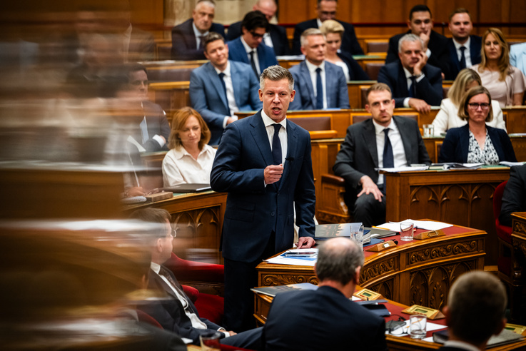 „Ocsmány hazudozó vagy!” – Magyar Péter felszólalása közben elszabadultak az indulatok