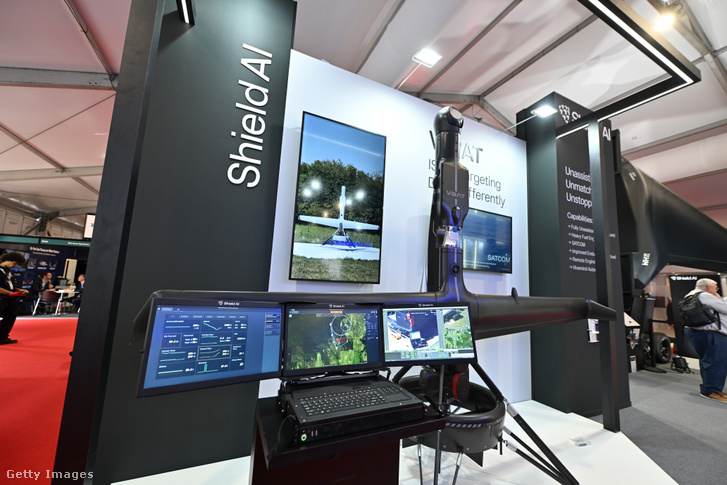 A Shield AI V-BAT függőleges fel- és leszállásra képes, pilóta nélküli légi rendszere a Farnborough International Air Show 2026 kiállításon