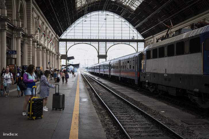 Illusztrációnkon a Keleti Pályaudvaron várakozó utasok láthatóak