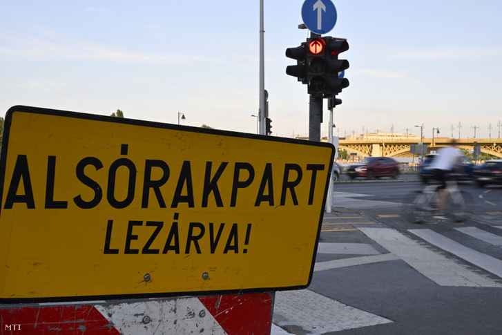 Az alsó rakpartra vezető út lezárására figyelmeztető KRESZ-tábla a II. kerületi Árpád Fejedelem útjánál, a Margit híd közelében 2024. június 6-án