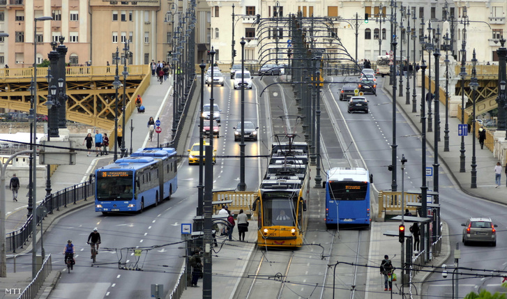 Illusztrációnkon a Margit hídon közlekedő járművek láthatók
