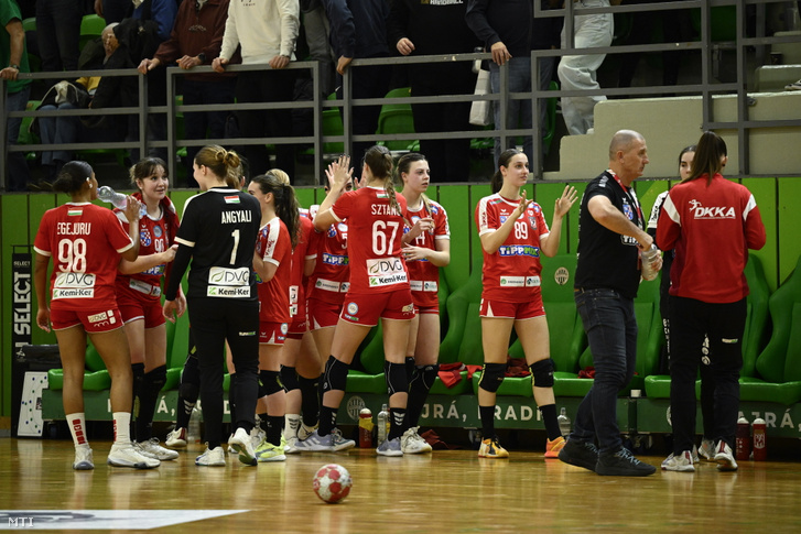 A Dunaújváros játékosai a női kézilabda NB I-ben játszott FTC-Rail Cargo Hungaria - Dunaújvárosi Kohász KA mérkőzés után a fővárosi Elek Gyula Arénában 2026. január 4-én