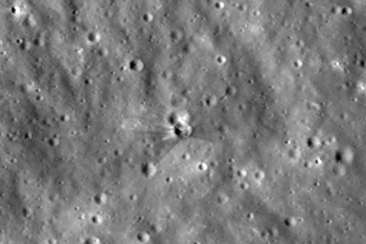 Augusztus 5-én egy kráter keletkezett a Hold felszínén, miután a SpaceX Falcon 9 rakéta egy darabja becsapódott a Hold felszínébe