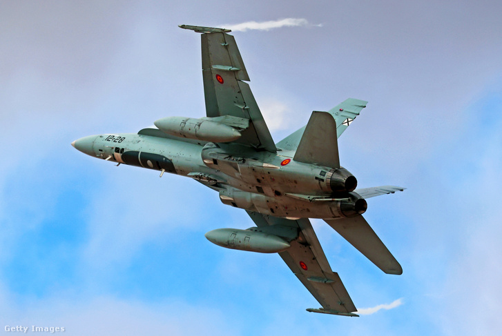 A Spanyol Légierő egyik McDonnell Douglas EF-18A Hornet vadászgépe repül át a madridi Torrejón de Ardoz katonai bázis felett 2025. október 12-én