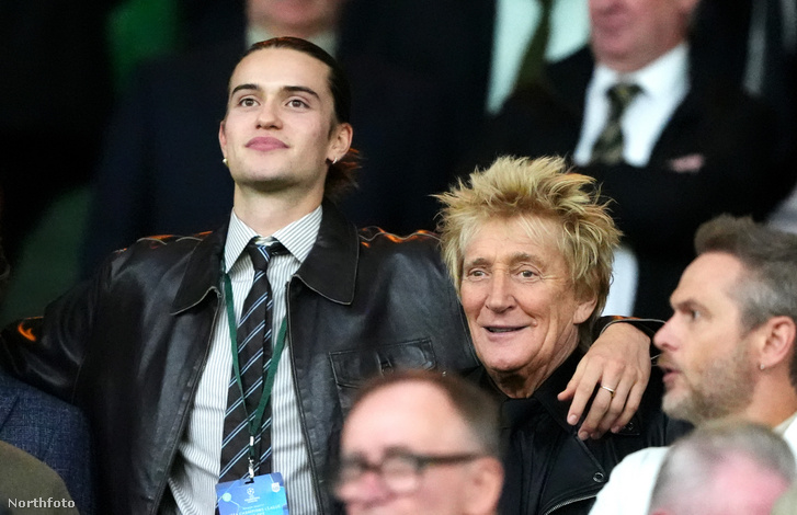 Rod Stewart énekes-dalszerző (jobbra) és fia, Alastair Wallace Stewart a Celtic Parkban, Glasgow-ban rendezett UEFA Bajnokok Ligája-rájátszás első mérkőzése előtt. A kép 2026. augusztus 19-én, szerdán készült
