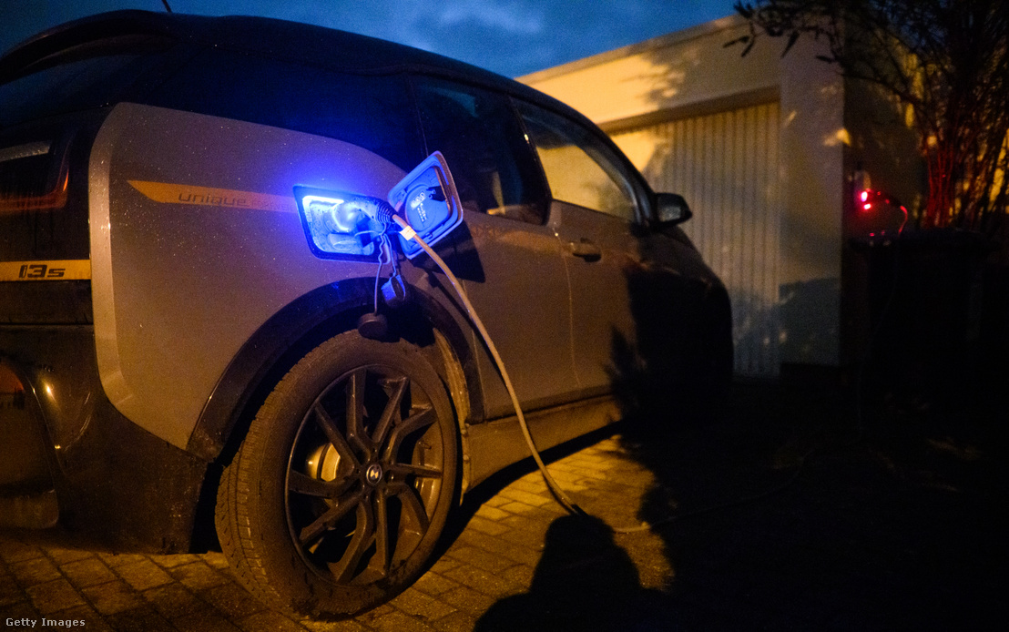 Egy elektromos autó töltés közben