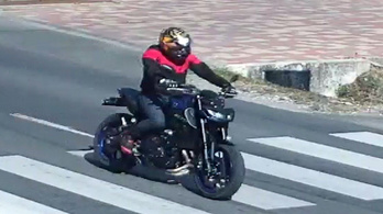 Jókora kővel támadt egy autósra az ideges motoros