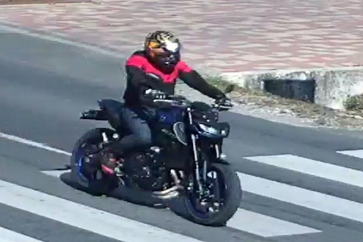 Jókora kővel támadt egy autósra az ideges motoros