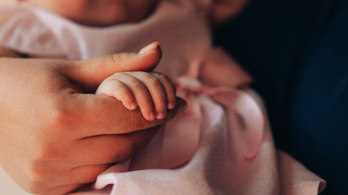 Kavarodás van a hátrahagyott csecsemők körül: tömegével jelentkeznek a segíteni akarók, közbelépett az OKFŐ