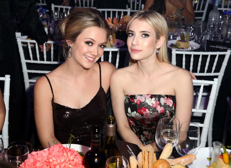 Emma Roberts és Billie LourdEmma Roberts Eric Roberts lánya és Julia Roberts unokahúga, Billie Lourd pedig Carrie Fisher gyermeke és Debbie Reynolds unokája
