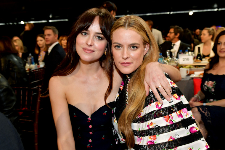 Dakota Johnson és Riley KeoughAz egyik legkülönösebb első találkozás kétségtelenül Dakota Johnsoné és Riley Keough-é