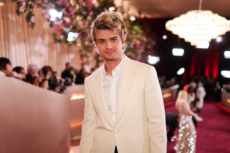 Joe Keery hajából akart egy darabot a rajongójaSteve Harrington frizurája szinte önálló szereplővé vált a Stranger Thingsben, így talán nem meglepő, hogy Joe Keery haját is kitüntetett figyelem övezte