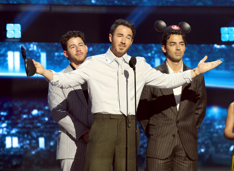 A Jonas Brothers egy döglött cápát kapott ajándékbaNick, Joe és Kevin Jonas rajongói ajándékokból sem szenvedtek hiányt, egyszer azonban valaki egy egészen szokatlan meglepetést küldött nekik: egy tartósított bébicápát