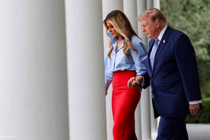 Donald Trump amerikai elnök és Melania Trump first lady együtt sétálnak a „Fostering the Future” program bejelentésére a washingtoni Fehér Ház Rózsakertjében 2026. augusztus 20-án