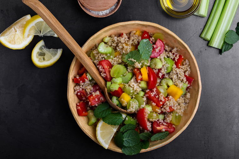 QuinoaA quinoa valójában nem gabonaféle, viszont a konyhai felhasználása nagyon is hasonló a gabonafélékéhez