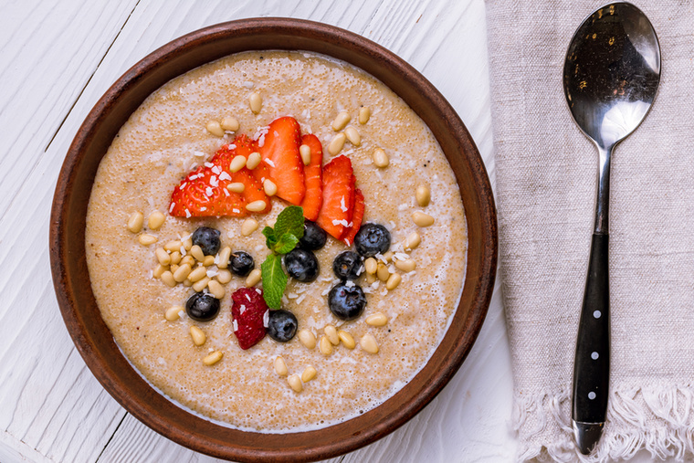 AmarántAz amaránt a quinoa és a hajdina rokonságába tartozó álgabona, amely többek között rostot, vasat és magnéziumot tartalmaz