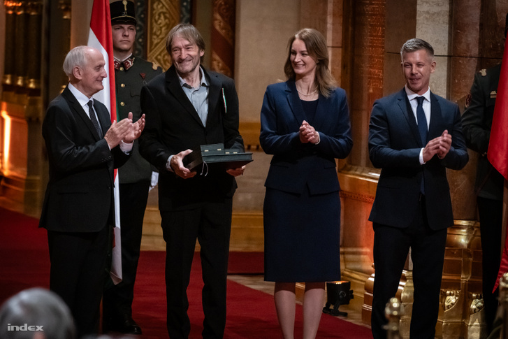 Cserhalmi György az állami kitüntetések átadásán, az államalapítás és Szent István király ünnepén az Országház kupolacsarnokában 2026. augusztus 20-án. Mellette Magyar Péter miniszterelnök, Forsthoffer Ágnes házelnök és Baka András köztársasági elnök