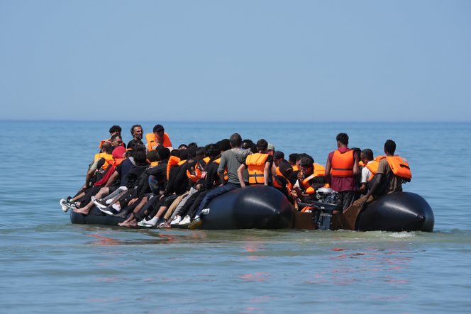 Megrázó felvételen, ahogy migránsok támadnak francia rendőrökre a La Manche csatornánál