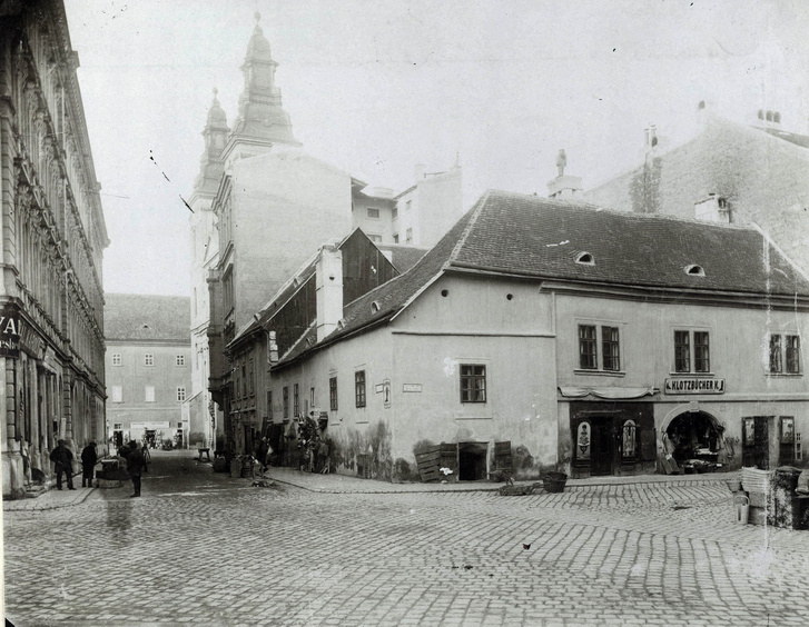 Torony utca, távolban a Belvárosi templom a Március 15. (Eskü) téren. Keresztben a Duna utca a Hal térnél. A felvétel 1880-1890 között készült