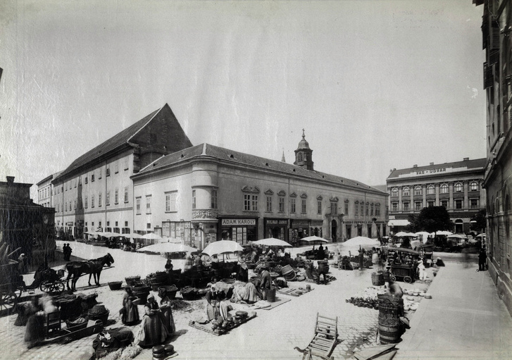 Piac a Városház téren, balra a Március 15. (Eskü) tér, szemben a Piarista (Kötő) utca és Vas-udvar. Ma a tér helyén a Piarista tömb található. A felvétel 1894-ben készült