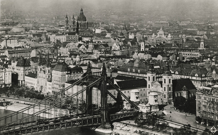 Kilátás a Gellért-hegyről a Szent István-bazilika felé. Előtérben az Erzsébet híd pesti hídfője és a Március 15. (Eskü) tér a piarista tömb még álló épületeivel, 1927