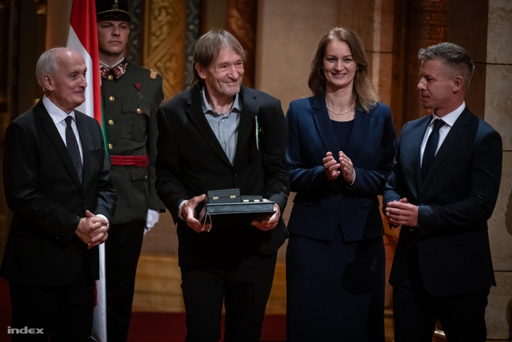 Cserhalmi György az állami kitüntetések átadásán az államalapítás és Szent István király ünnepén az Országház kupolacsarnokában 2026. augusztus 20-án. Mellette Magyar Péter miniszterelnök, Forsthoffer Ágnes házelnök és Baka András köztársasági elnök