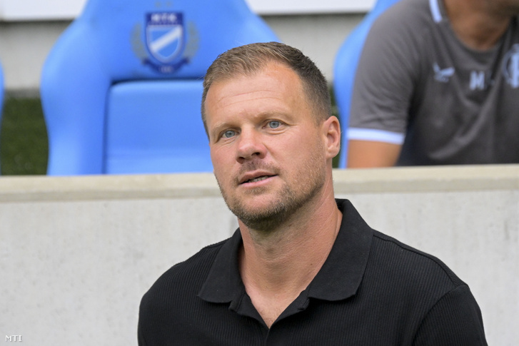 Babó Levente, a Puskás Akadémia vezetőedzője a labdarúgó OTP Bank Liga 3. fordulójában játszott MTK Budapest - Puskás Akadémia FC mérkőzésen az Új Hidegkuti Nándor Stadionban 2026. augusztus 7-én