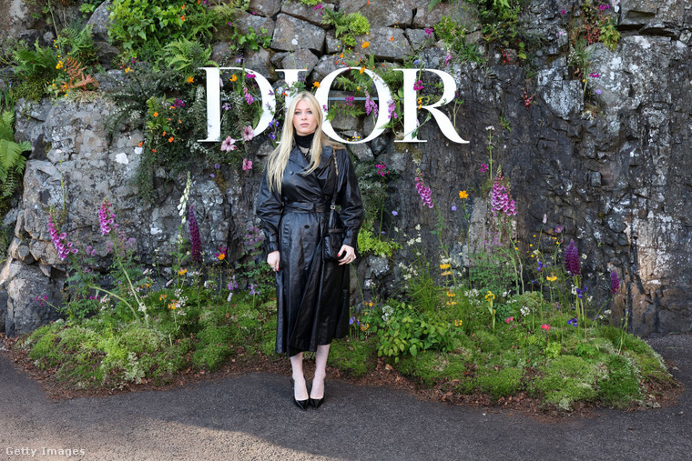 Clementine a Dior divatbemutatóján. (Fotó: Getty Images)