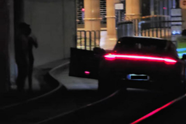 Porschéval próbált meg villamosozni az ittas sofőr a pesti éjszakában, nem jött össze neki