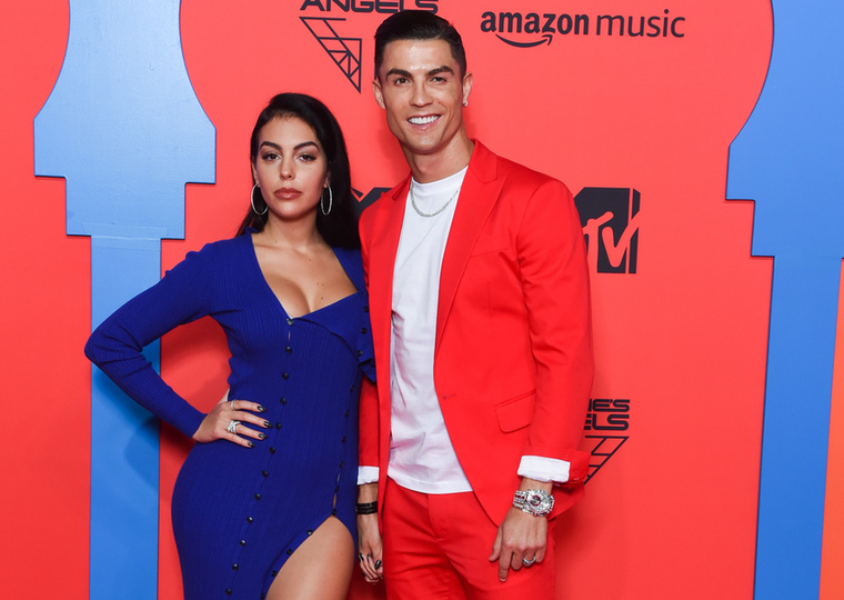Cristiano Ronaldo és Georgina RodríguezA focista és szerelme augusztus 11-én polgári esküvőn kötöttek házasságot a portugáliai Cascaisban.„Az esküvő zártkörű, meghitt esemény volt, amelyen öt gyermekük is jelen volt” – állt a sajtóközleményben