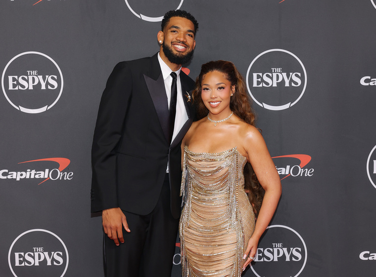 Jordyn Woods és Karl-Anthony TownsWoods és Towns augusztus 15-én kötöttek házasságot a kaliforniai Malibuban