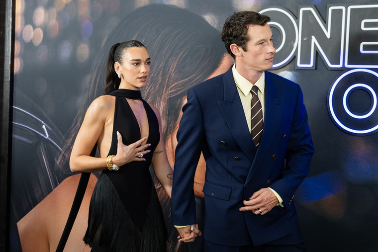Dua Lipa és Callum TurnerAz énekesnő és a színész május 31-én egy meghitt szertartással indították el az esküvői szezont a londoni Old Marylebone Town Hallban