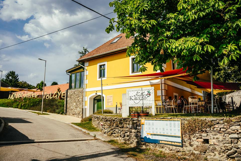 Búcsúzik jelenlegi helyétől a kapolcsiak kedvelt kávézója